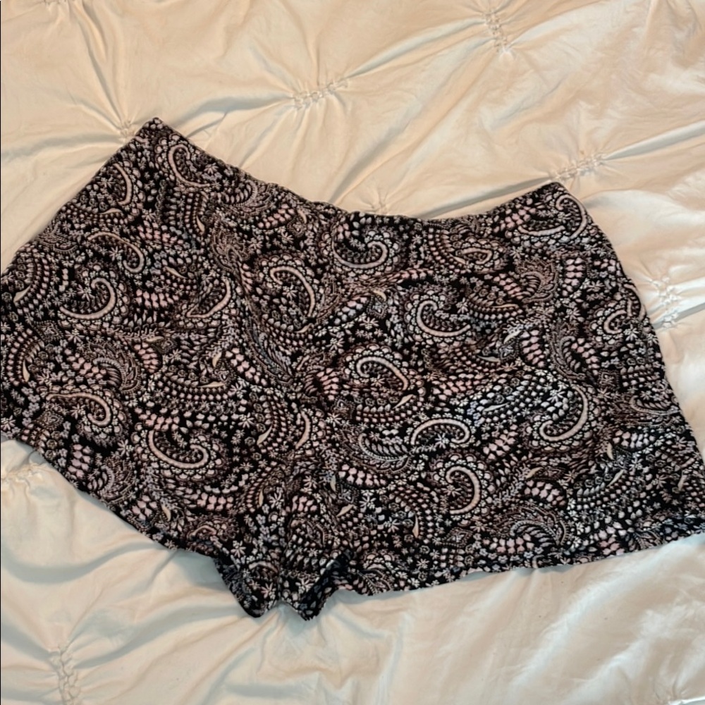 Loft -size XLP - Black and Pink Paisley linen Shorts- EUC